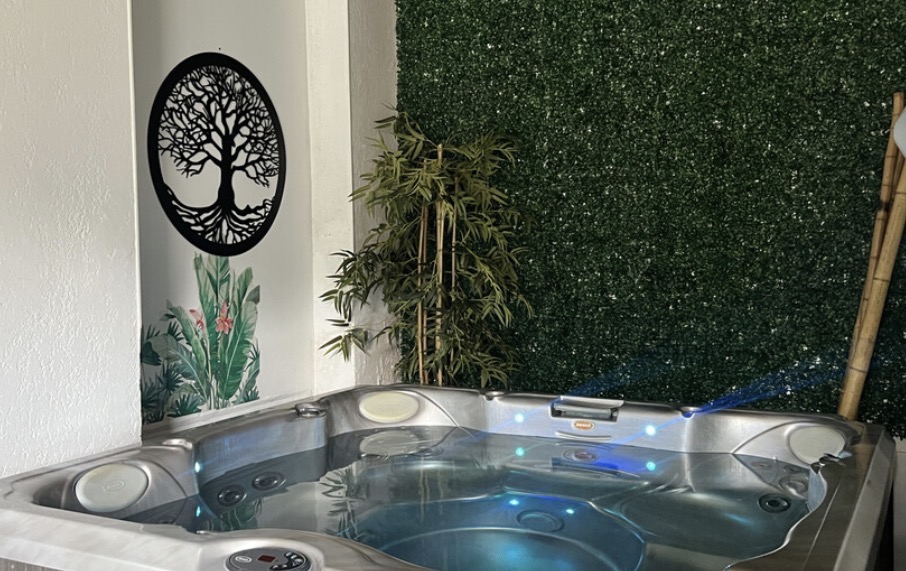 Jacuzzi réel du spa privatif Natura Center à Valence